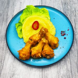 Aripioare prăjite cu piure și salată coleslaw
