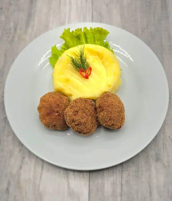 Pârjoluțe moldovenești cu piure și salată de varză