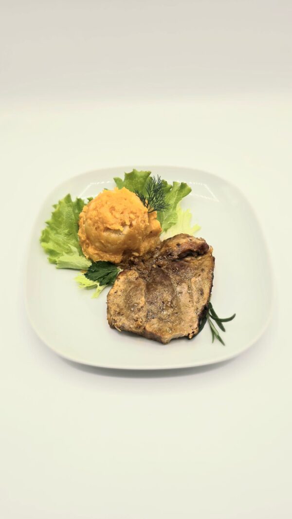 Friptură de porc la cuptor cu vin, cartofi țărănești și salată de varză