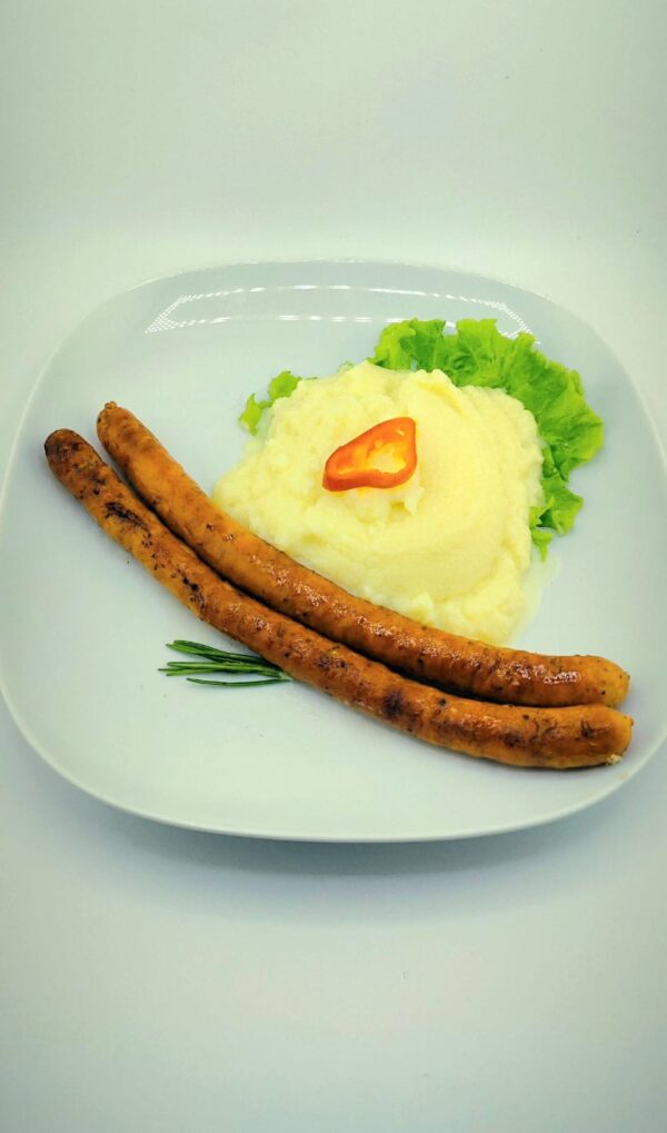 Cârnăciori semiafumați la grătar cu piure și salată de varză