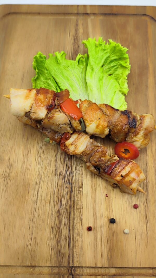 Frigărui de porc la grătar cu piure și salată verde